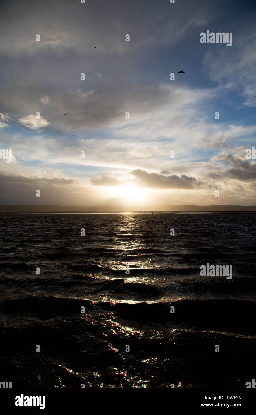Le lac marin West Kirby sur le Wirral pendant le coucher de soleil orageux Banque D'Images