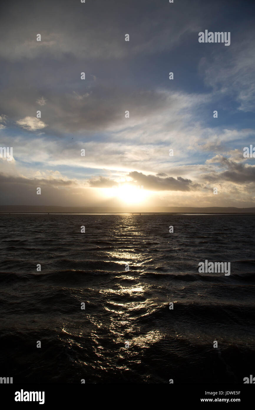 Le lac marin West Kirby sur le Wirral pendant le coucher de soleil orageux Banque D'Images