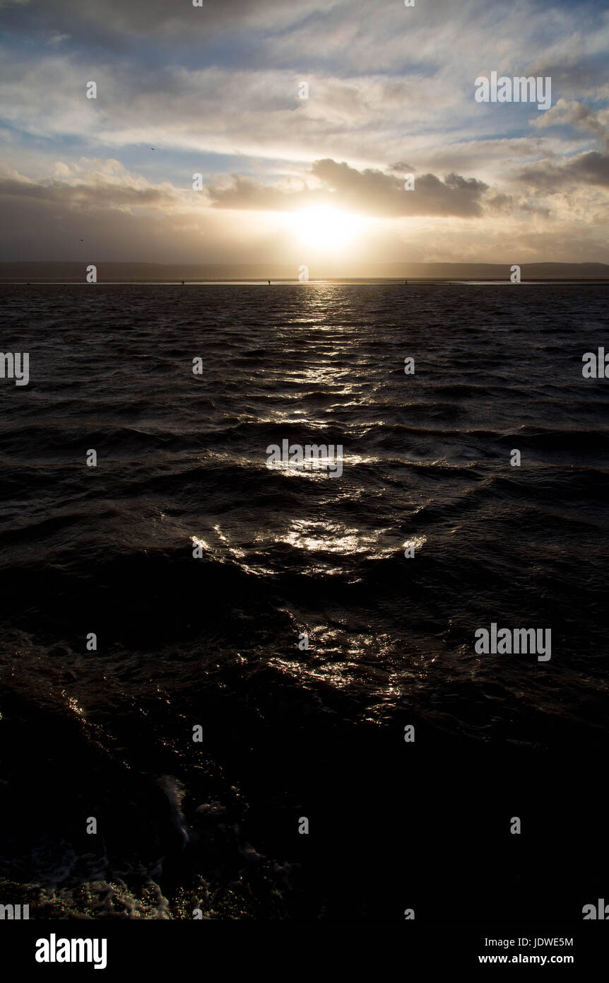 Le lac marin West Kirby sur le Wirral pendant le coucher de soleil orageux Banque D'Images
