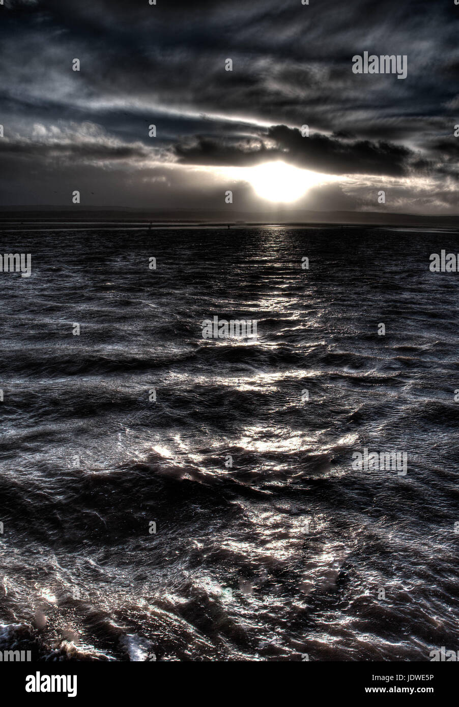 Le lac marin West Kirby sur le Wirral pendant le coucher de soleil orageux Banque D'Images