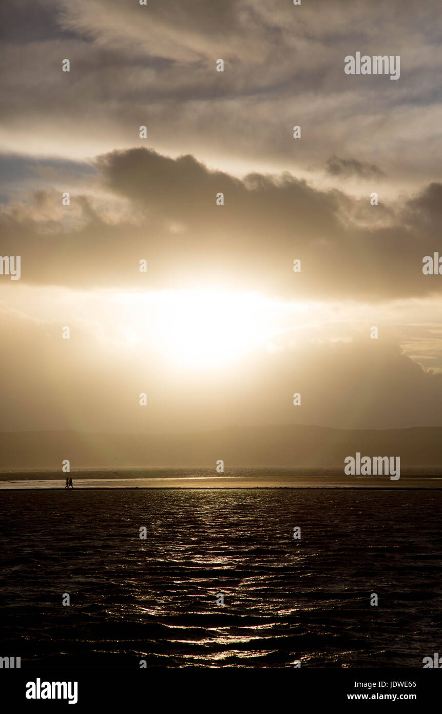 Le lac marin West Kirby sur le Wirral pendant le coucher de soleil orageux Banque D'Images
