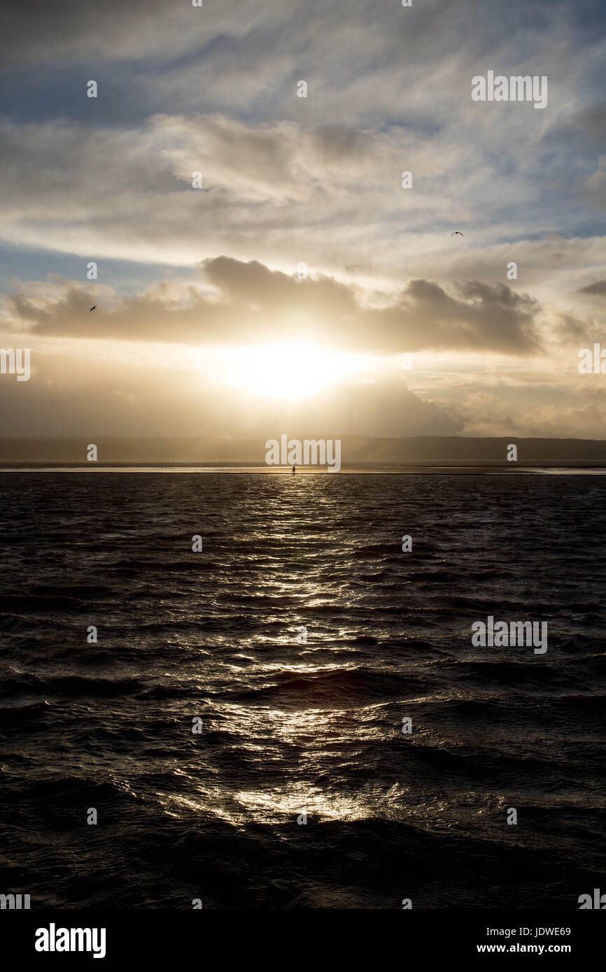 Le lac marin West Kirby sur le Wirral pendant le coucher de soleil orageux Banque D'Images