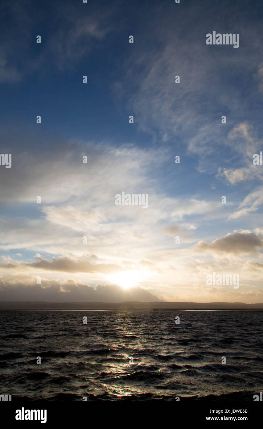 Le lac marin West Kirby sur le Wirral pendant le coucher de soleil orageux Banque D'Images
