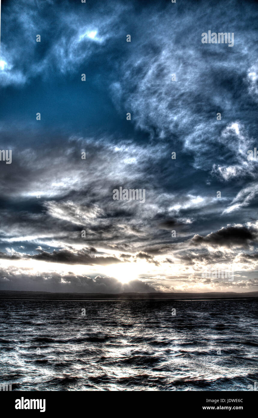 Le lac marin West Kirby sur le Wirral pendant le coucher de soleil orageux Banque D'Images