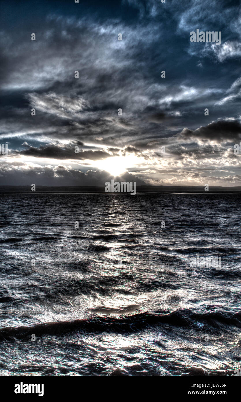 Le lac marin West Kirby sur le Wirral pendant le coucher de soleil orageux Banque D'Images
