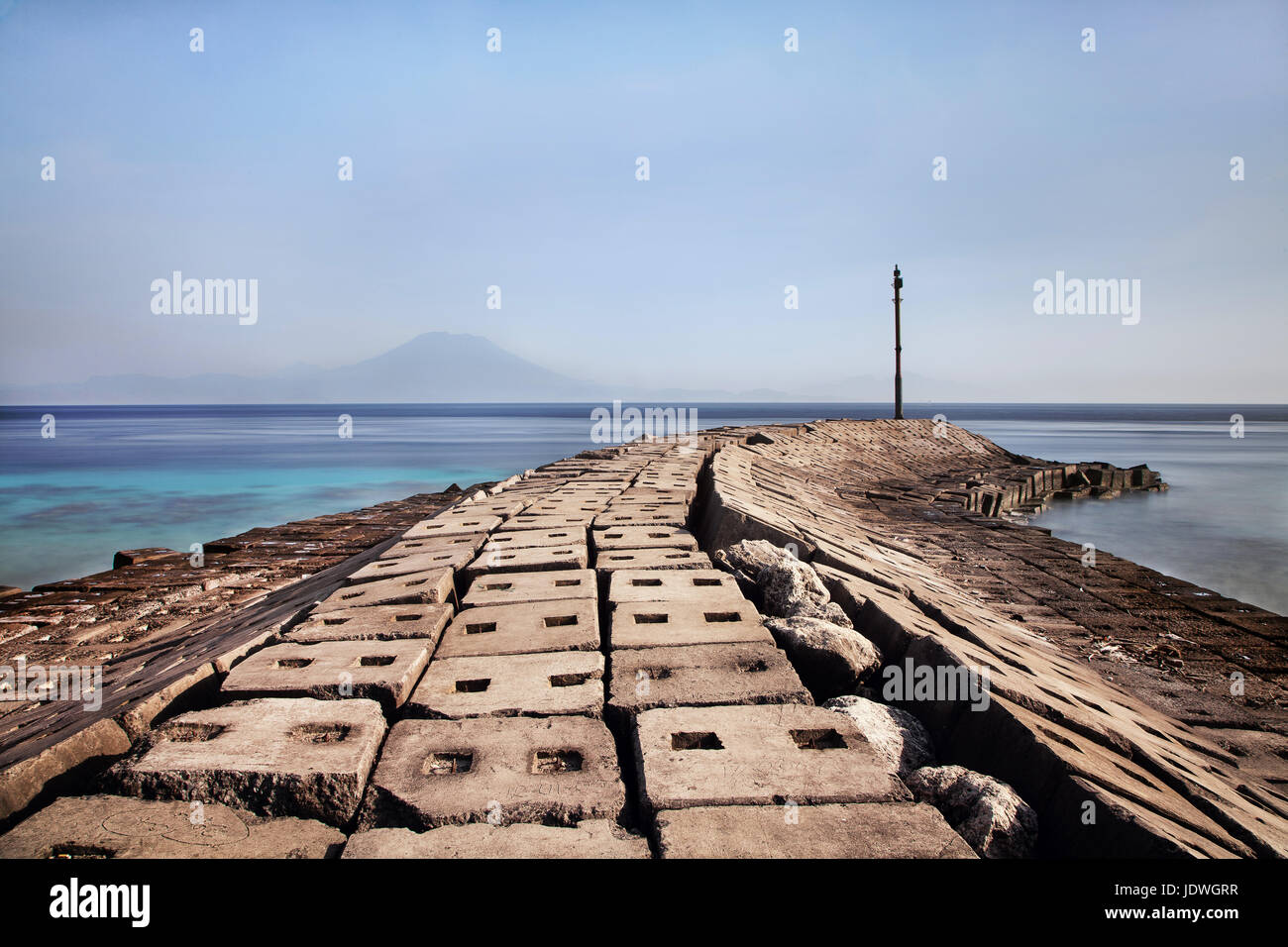 Belle photo de paysage marin du Buyuk digue de port sur l'île de Bali de Nusa Penida. Arrière-plan de la montagne Gunung Agung sur Bali Banque D'Images