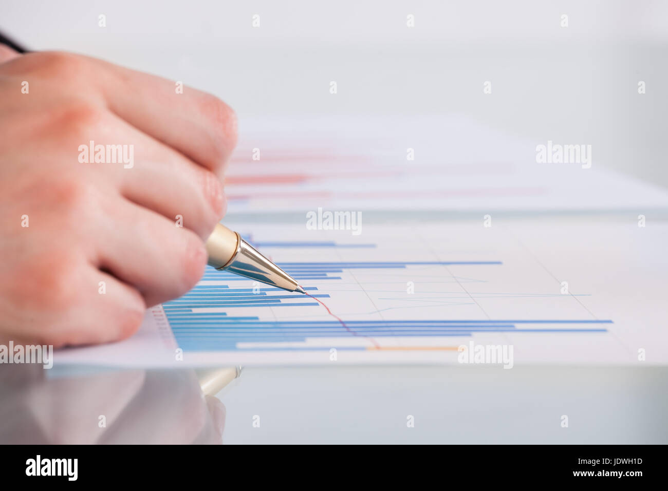 Portrait of businessman analyse graphique at desk in office Banque D'Images