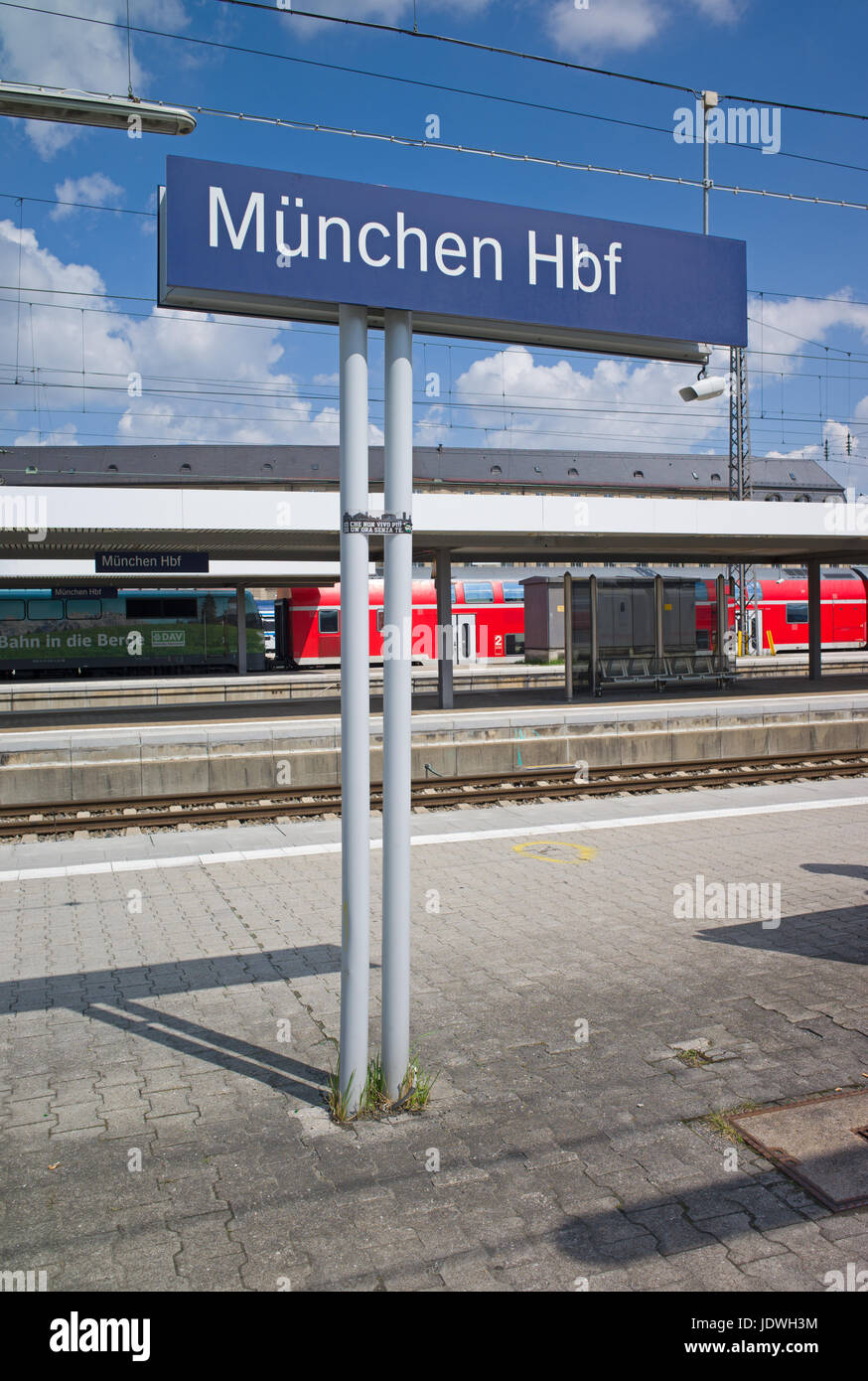 Signe pour München Hbf / Munich gare principale sur la plate-forme, Allemagne Banque D'Images