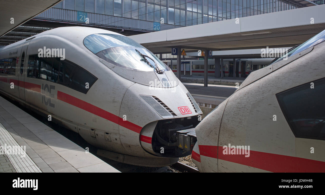Deux unités de glace couplés, en gare principale de Munich, Allemagne Banque D'Images