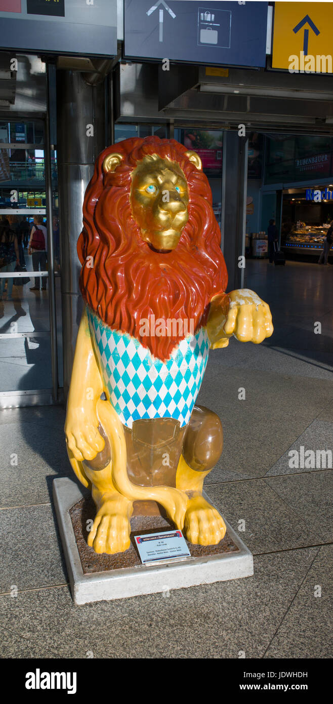 Mascotte Lion debout à l'extérieur de Munich gare principale, Munich, Allemagne Banque D'Images