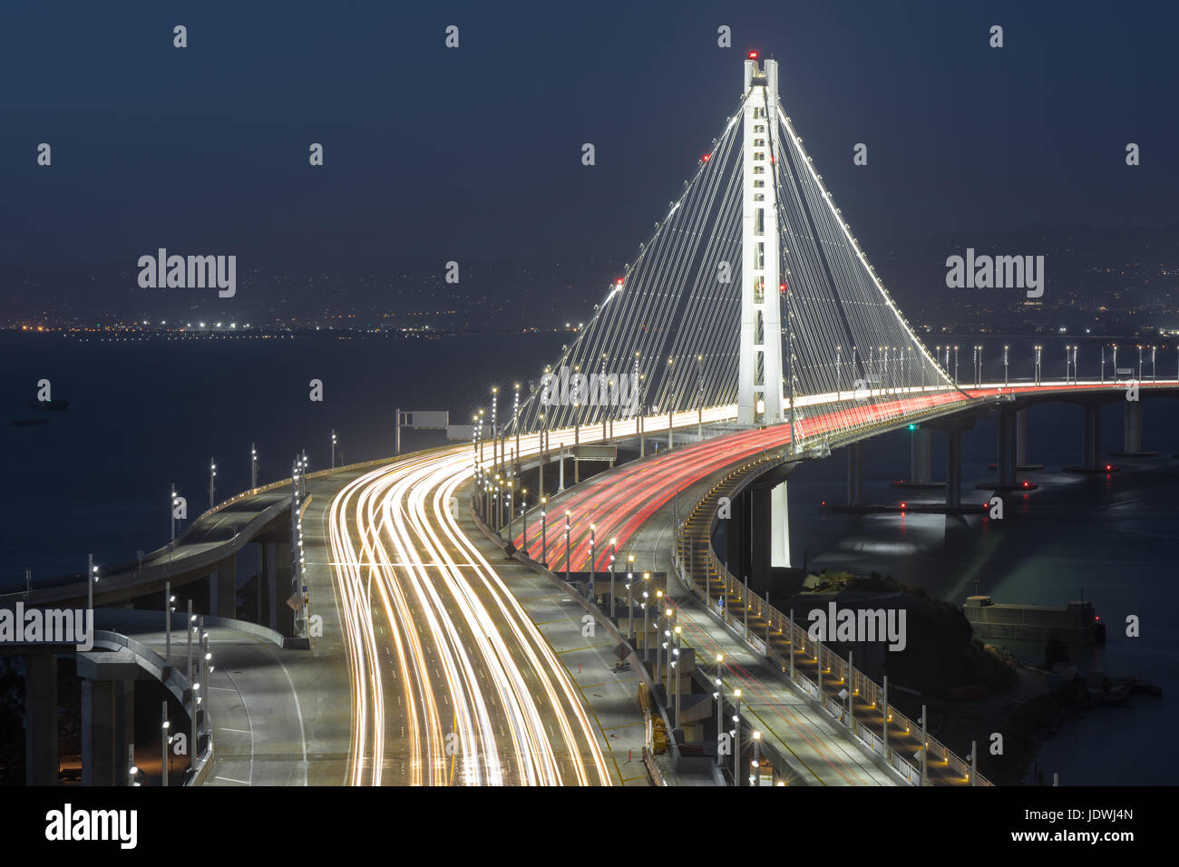 San Francisco-Oakland Bay Bridge Span l'Est dans la nuit. Banque D'Images