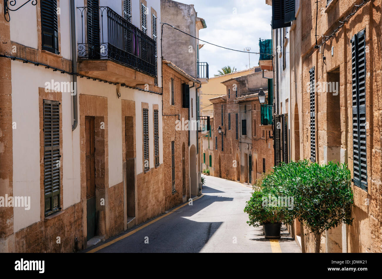 Alcudia, Majorque, Espagne - 23 mai 2015 : rue étroite de la partie historique de la ville de Alcudia avec sa maison traditionnelle et l'architecture Banque D'Images