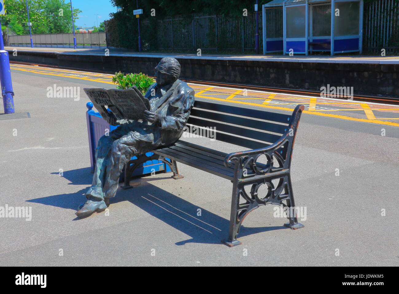 Un mémorial à un voyageur qui fréquentent la station de Maidenhead depuis de nombreuses années et habituellement assis ici lecture ! Banque D'Images