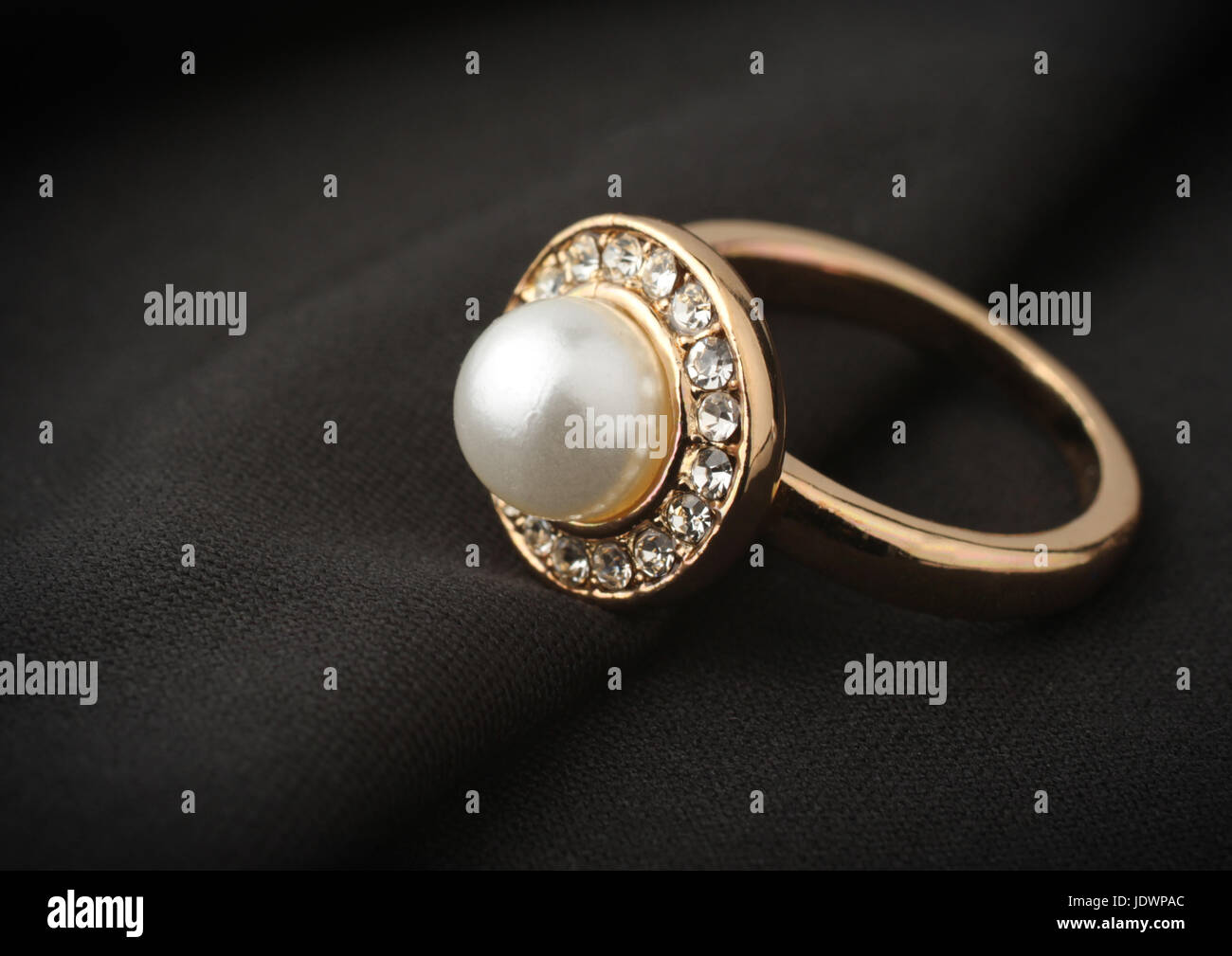 Bijoux bague avec perle sur tissu noir Photo Stock - Alamy