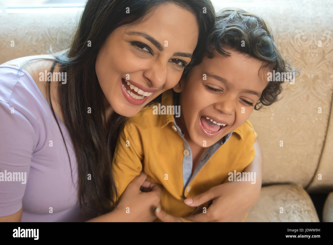 Close-up Portrait of mother and daughter smiling Banque D'Images