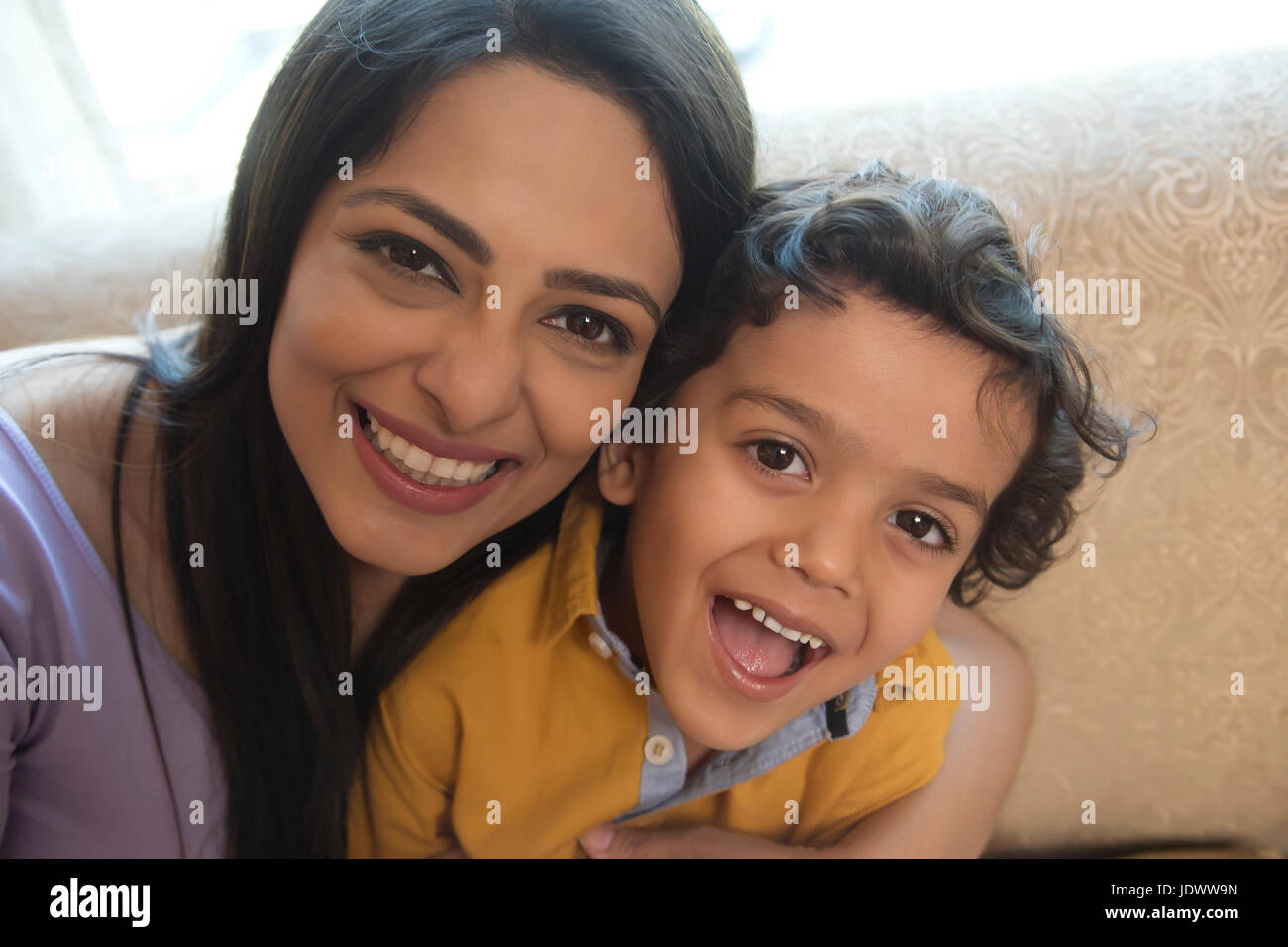 Close-up Portrait of mother and daughter smiling Banque D'Images