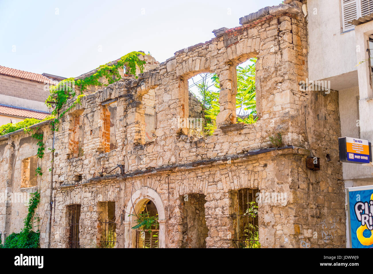 Un bâtiment abandonné en raison des dommages causés par les bombes et les balles de la guerre yougoslave (Balkans) en 1993. Mostar, Bosnie-Herzégovine. Banque D'Images