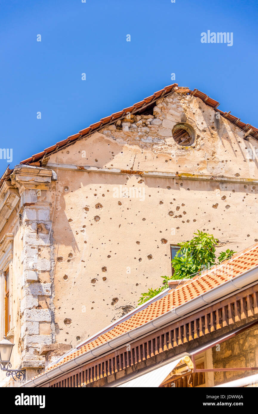 Les dommages causés par des bombes et des balles à un bâtiment de Mostar par la guerre yougoslave en 1993. Banque D'Images