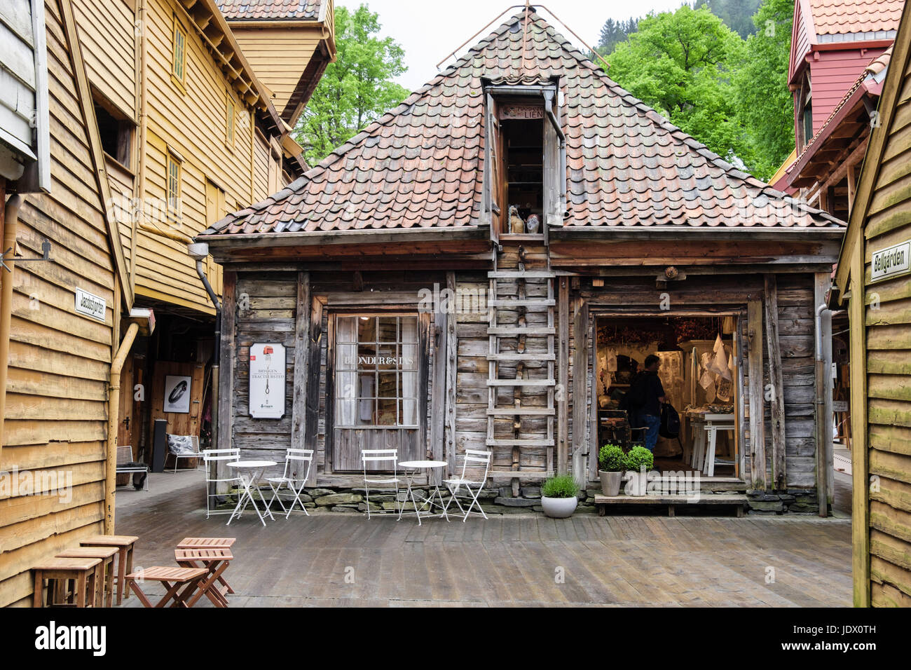 Blonder et Stas shop dans charmant bâtiment traditionnel en bois. Bryggen, Bergen, Hordaland, Norvège, Scandinavie Banque D'Images