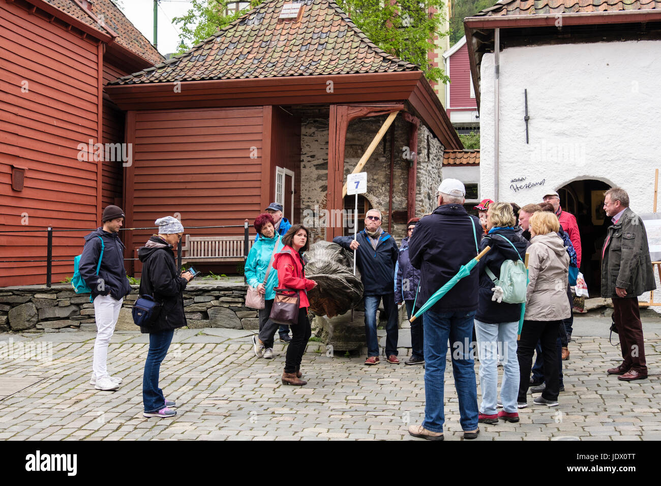 Groupe de touristes allemands avec guide de Bryggen, Bergen, Hordaland, Norvège, Scandinavie, l'Europe. Banque D'Images