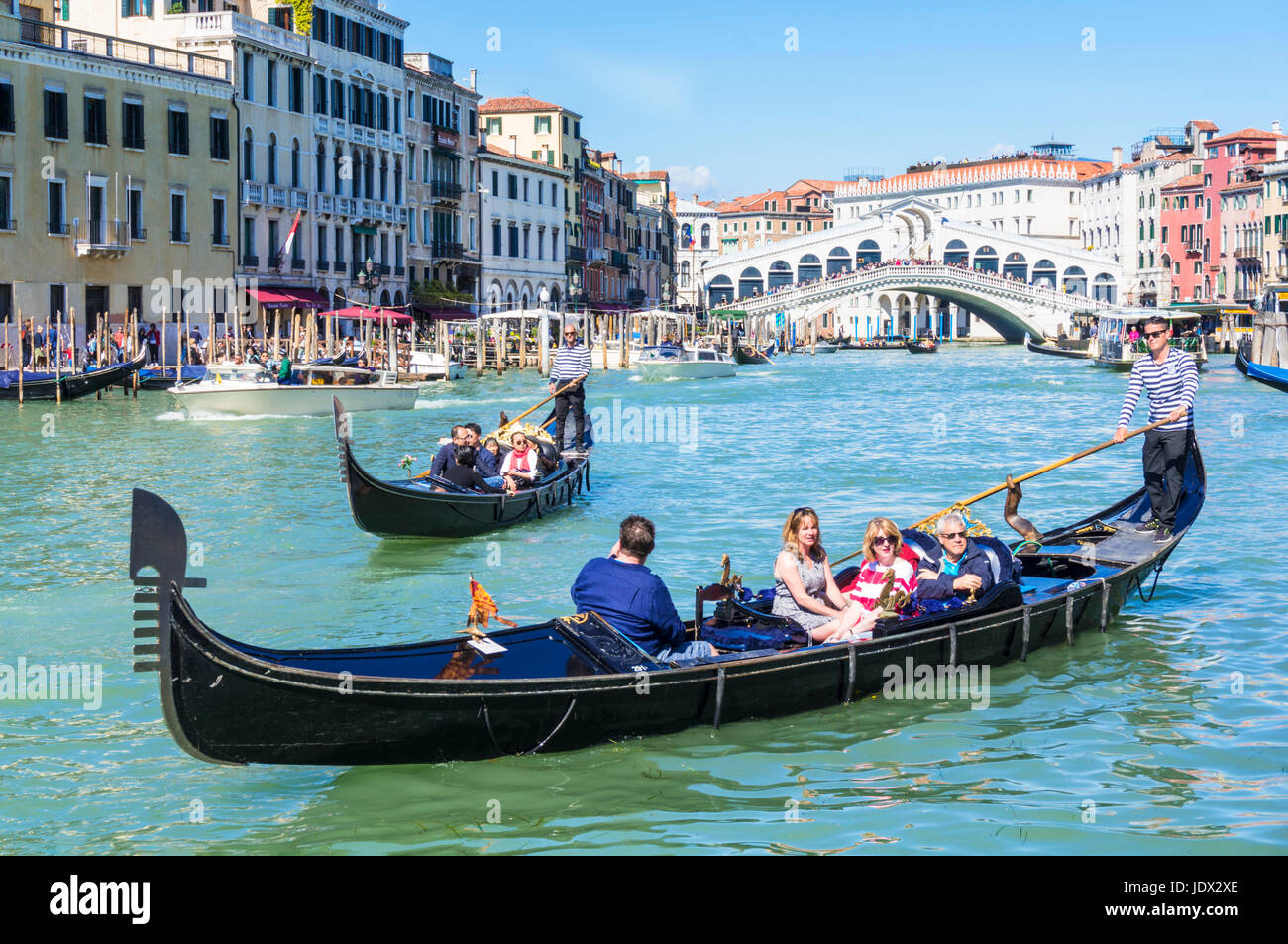Italie Venise Italie Italie Venise gondole Grand Canal Venise Italie gondolier de touristes en gondole près du pont Rialto Venise Italie Europe de l'UE Banque D'Images