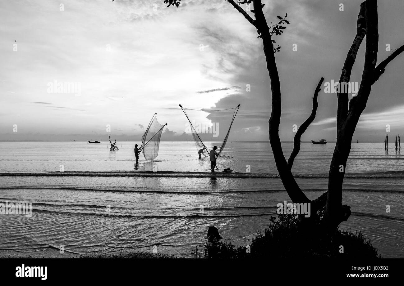 Coques de la mer filet de pêche pêcheur Sunrise Beach Tan Thanh Cong Aller au Viet Nam Tien Giang noir et blanc Banque D'Images