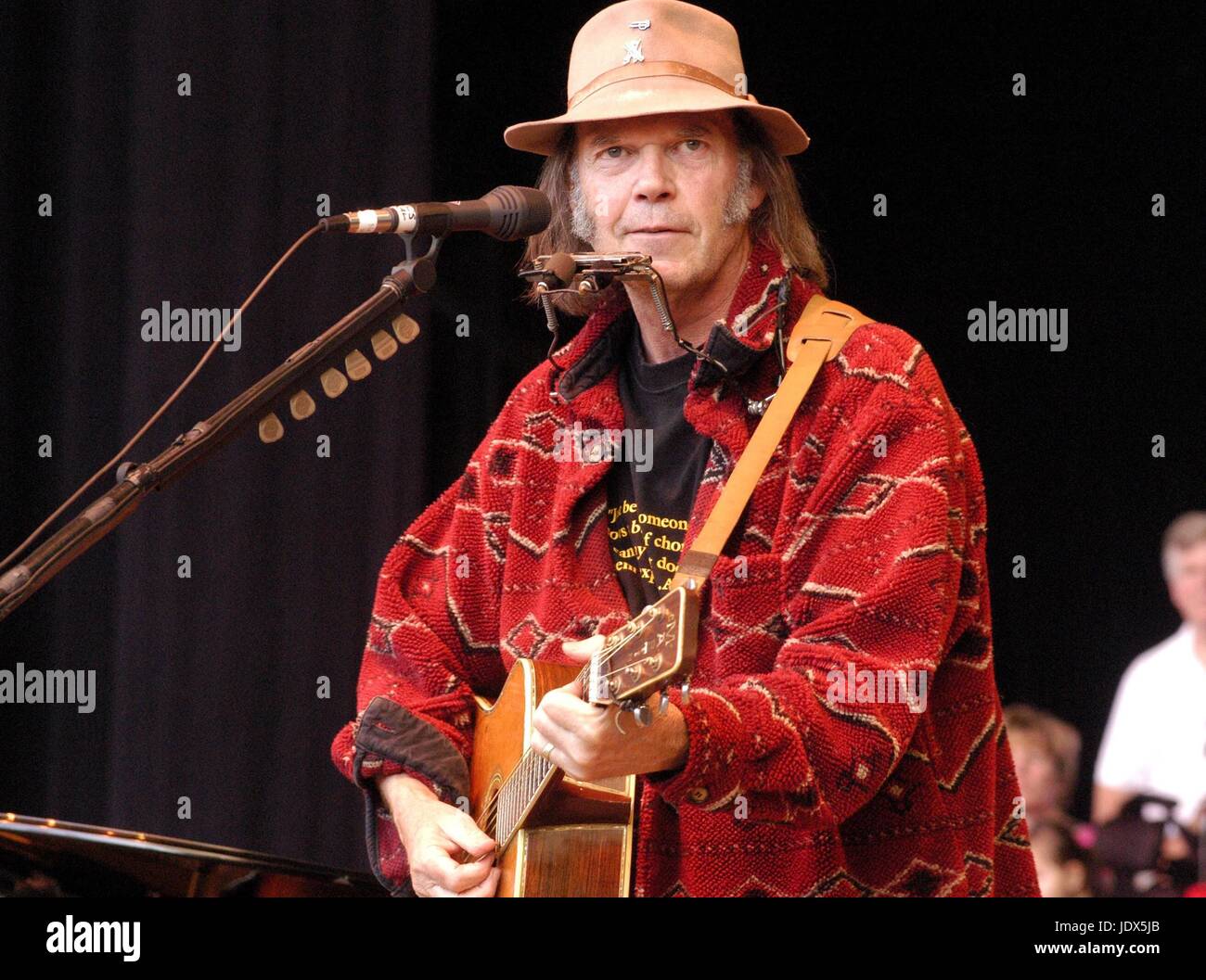 Neil Young performing at the Bridge School Benefit concert, Shoreline Amphitheatre CA Octobre 27, 2002 © Anthony Pidgeon / MediaPunch. Banque D'Images