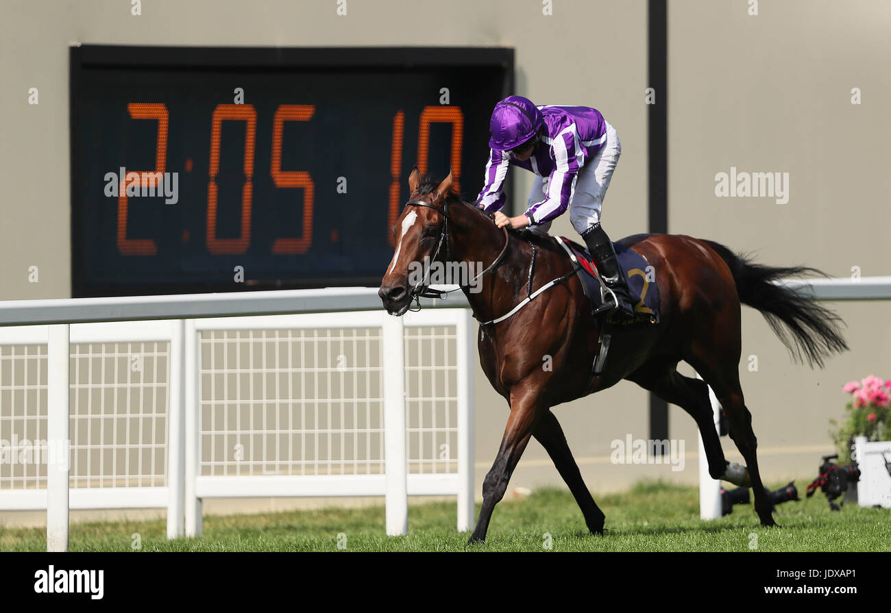 Highland Reel monté par jockey Ryan Moore rentre à la maison pour gagner le Prince of Wales's Stakes au cours de la deuxième journée du Royal Ascot à Ascot Racecourse. Banque D'Images