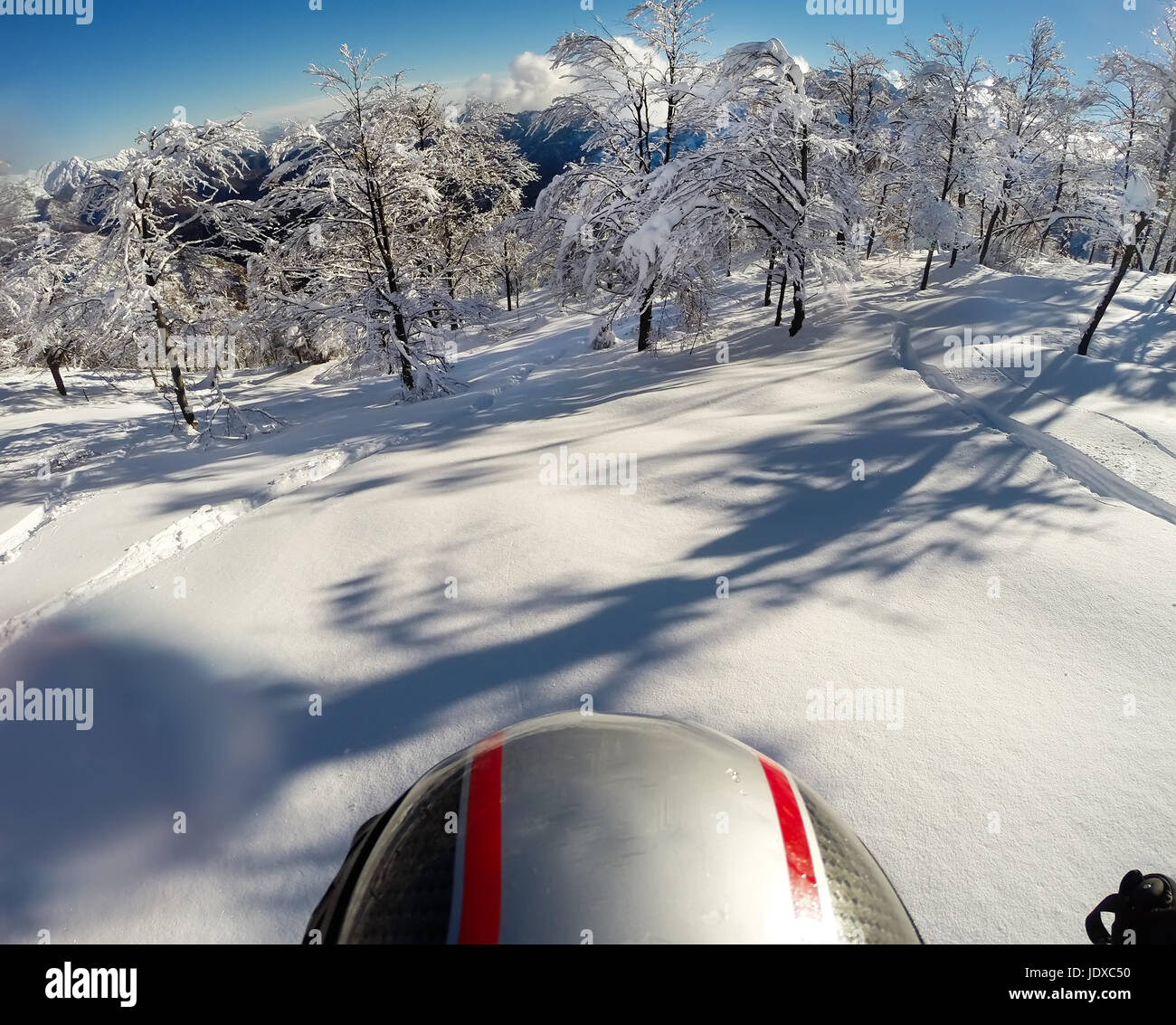 Ski dans la neige fraîche. À l'aide de POV action cam sur le casque. Bielmonte, Italie, Europe. Banque D'Images