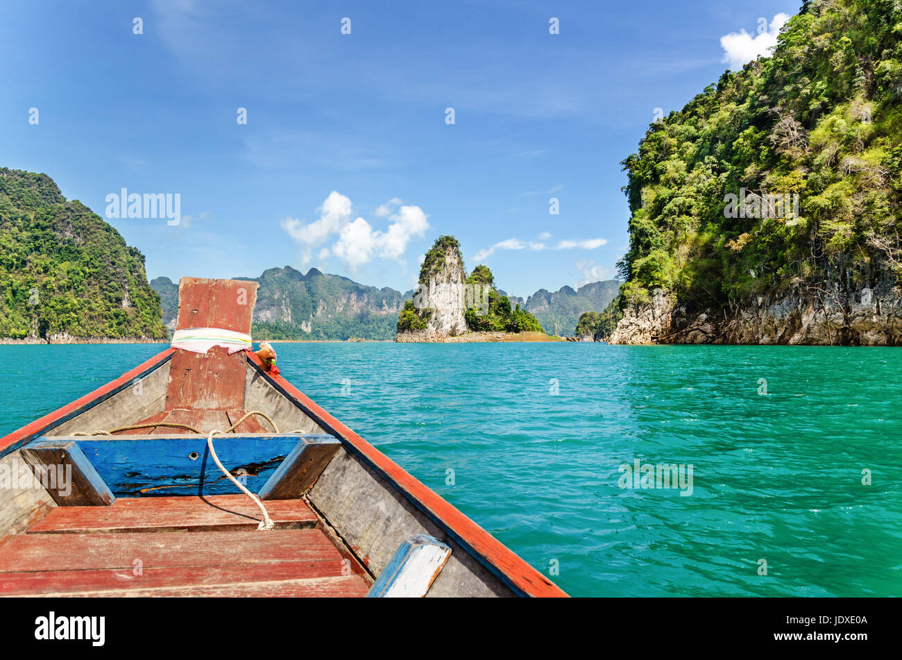 Billet par de petits bateaux à Ratchapapha barrage dans Parc national de Khao Sok Surat Thani province, Guilin de Thaïlande. Banque D'Images