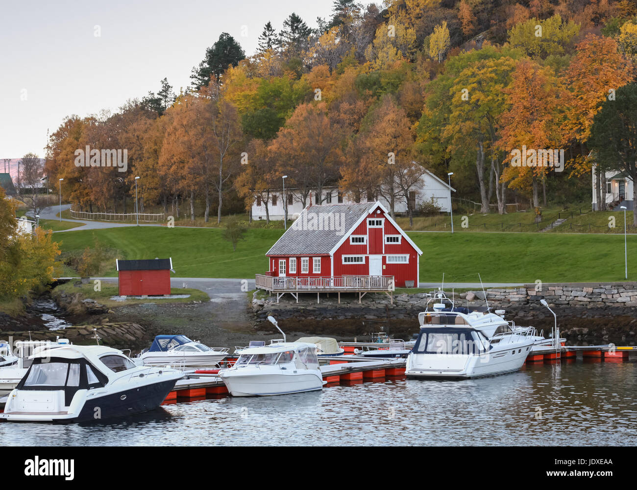 Village norvégien sur la côte. Maisons en bois et des bateaux amarrés. Hasselvika, village de la municipalité de Rissa dans Sor-Trondelag county, Norvège Banque D'Images