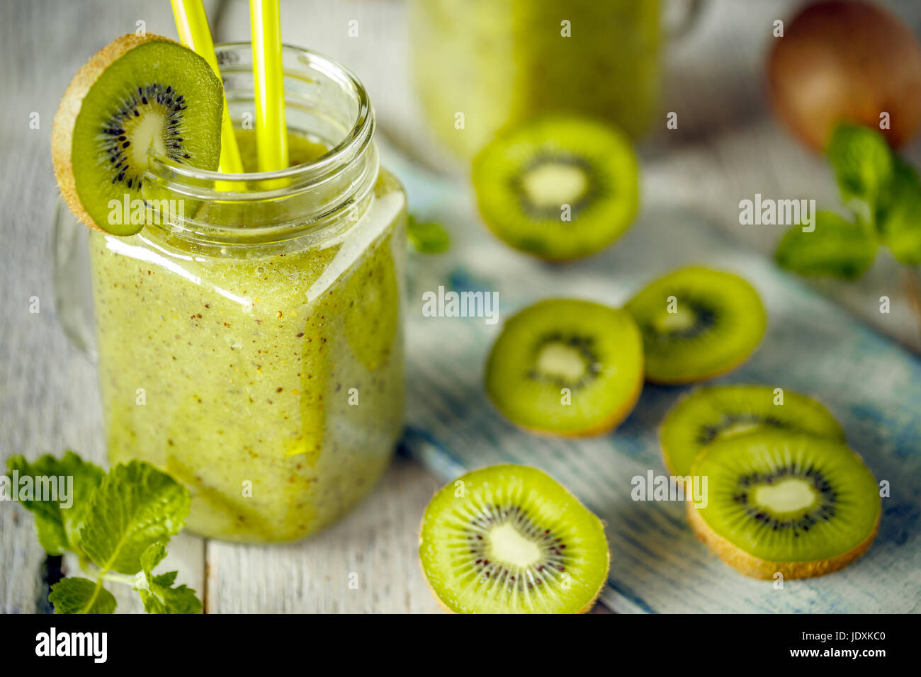 Smoothie kiwi frais et sain dans un bocal en verre Banque D'Images