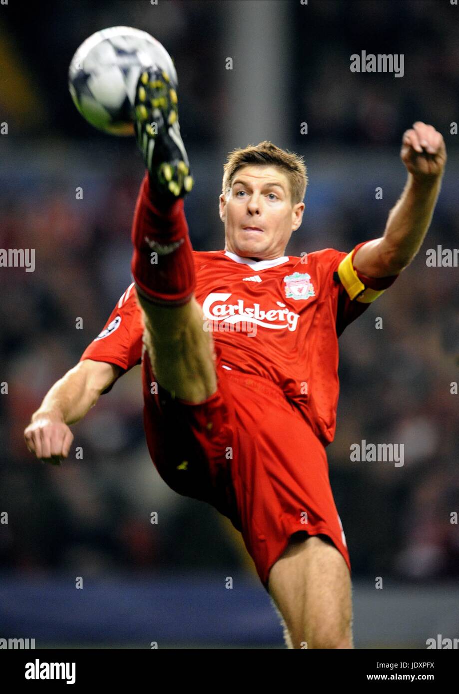 STEVEN GERRARD ENREGISTRE LE JOUR LIVERPOOL V ATLETICO MADRID ANFIELD LIVERPOOL ANGLETERRE 04 Novembre 2008 Banque D'Images