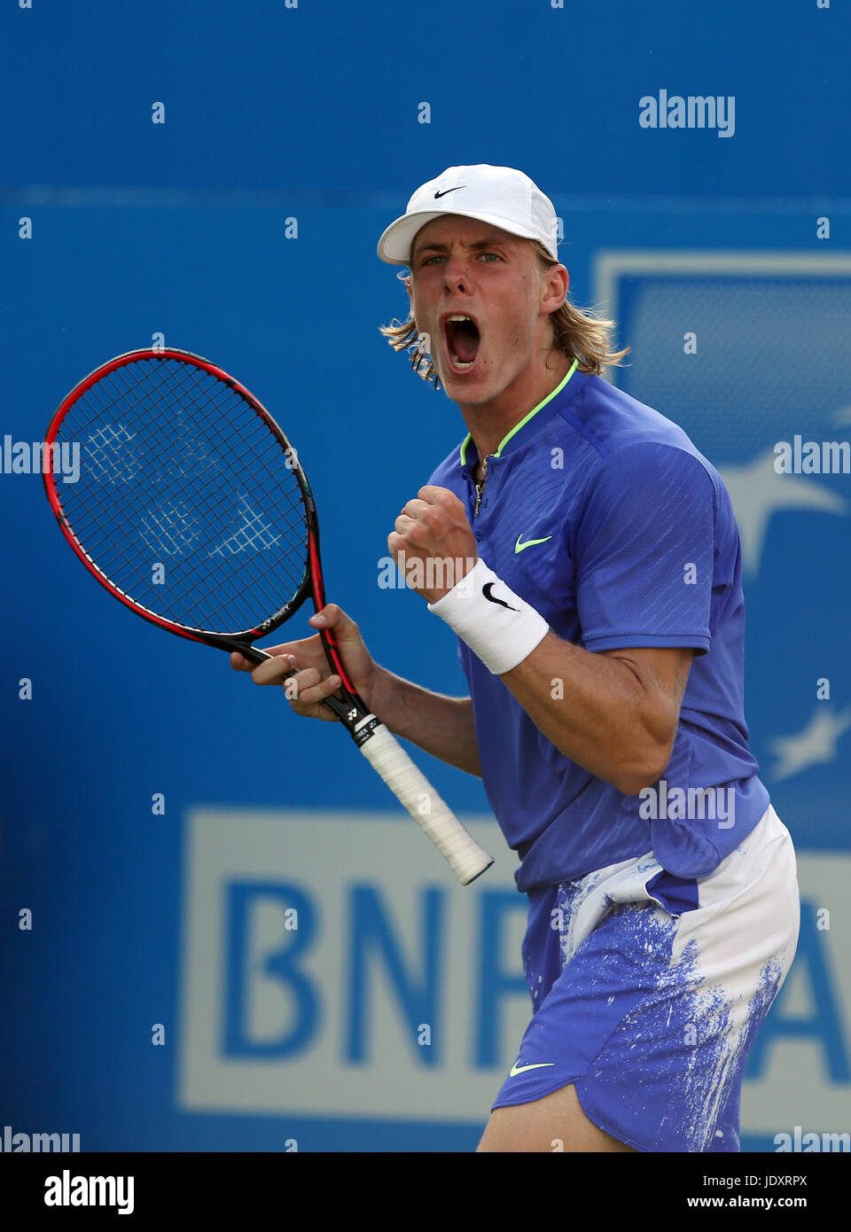 Canada's Denis Shapovalov célèbre après avoir remporté le deuxième set contre Tomas Berdych la République tchèque au cours de la troisième journée de l'AEGON Championships 2017 au Queen's Club de Londres. Banque D'Images