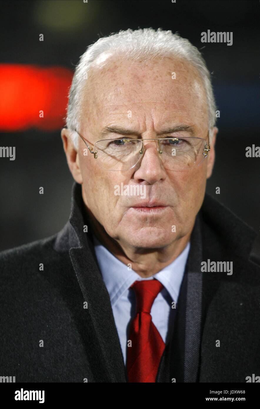 FRANZ BECKENBAUER COMMENTATEUR ALLEMAND DE FOOTBALL STADE DE GERLAND LYON FRANCE 10 Décembre 2008 Banque D'Images