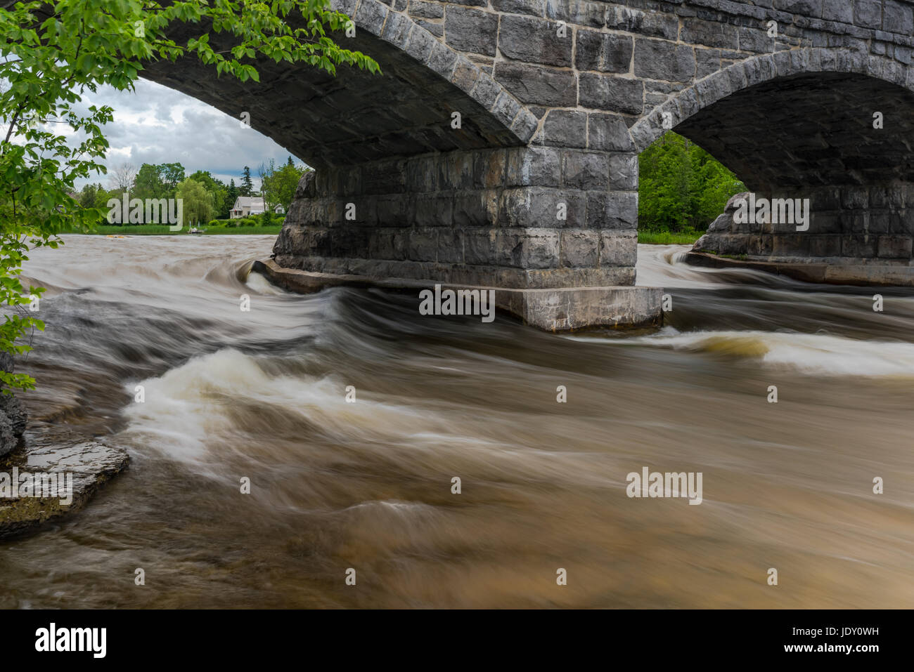 L'eau sous le pont - pont de pierre à cinq travées à Pakenham (Ontario) Banque D'Images