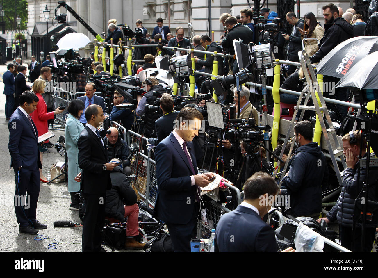 La politique, les médias, des communications, de l'amas de la presse sur le bras à Downing Street pendant l'élection générale de 2017. Banque D'Images