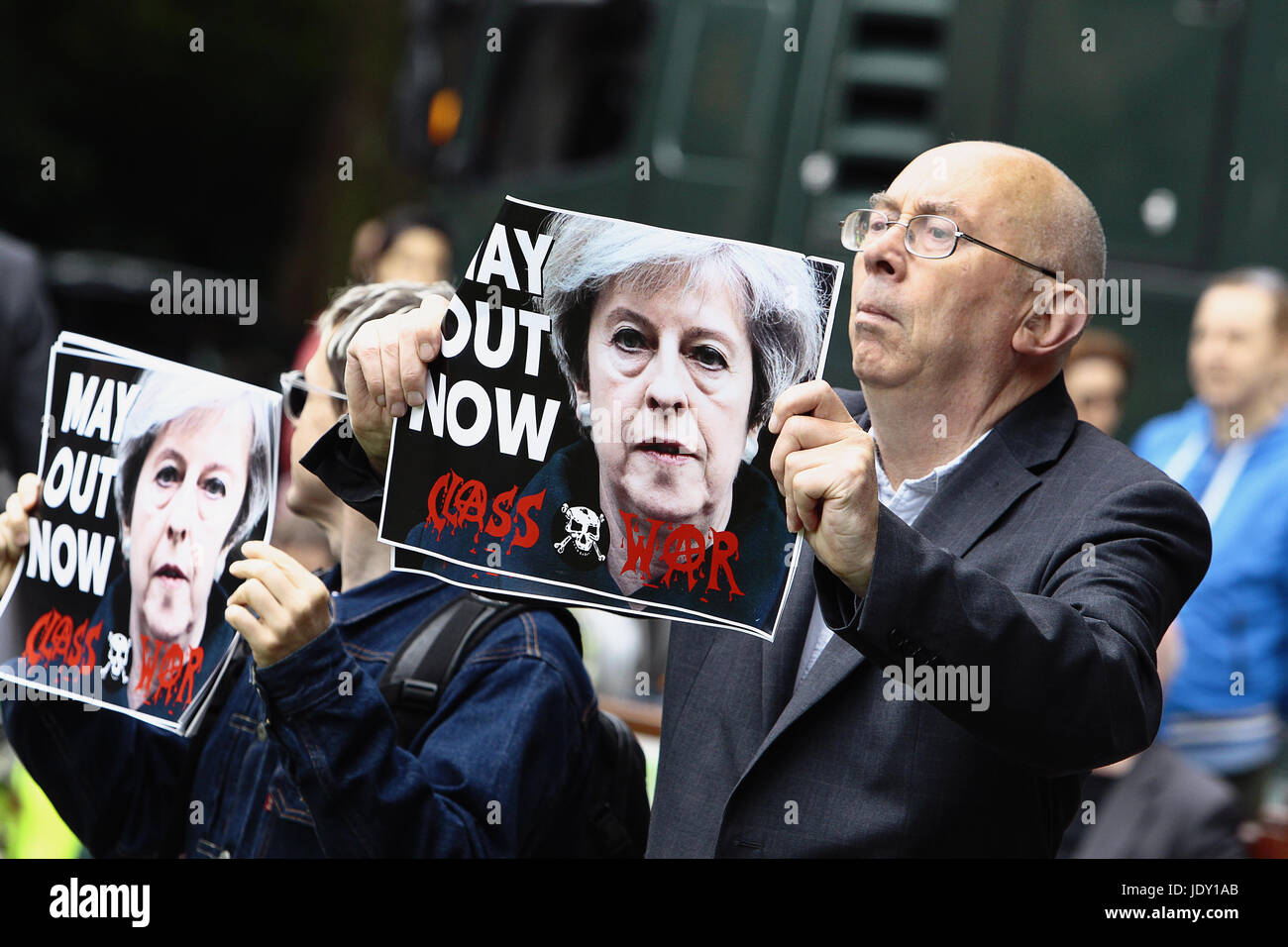 Law & Order, manifestant à Westminster holding peut poster anti Theresa 2017, Londres, Angleterre. Banque D'Images