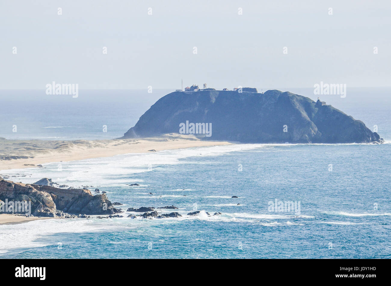 La côte de la californie centrale avec plage, falaises, le phare de l'île, et dans l'océan bleu Big Sur Banque D'Images