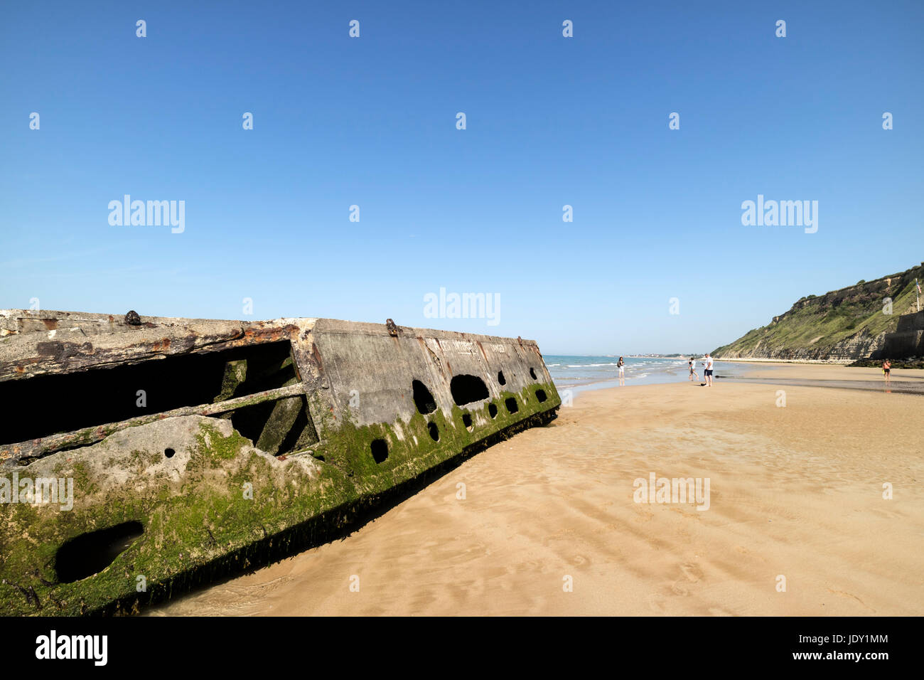 Vestiges de la port Mulberry sur la plage d'Arromanches, Normandie, France Banque D'Images
