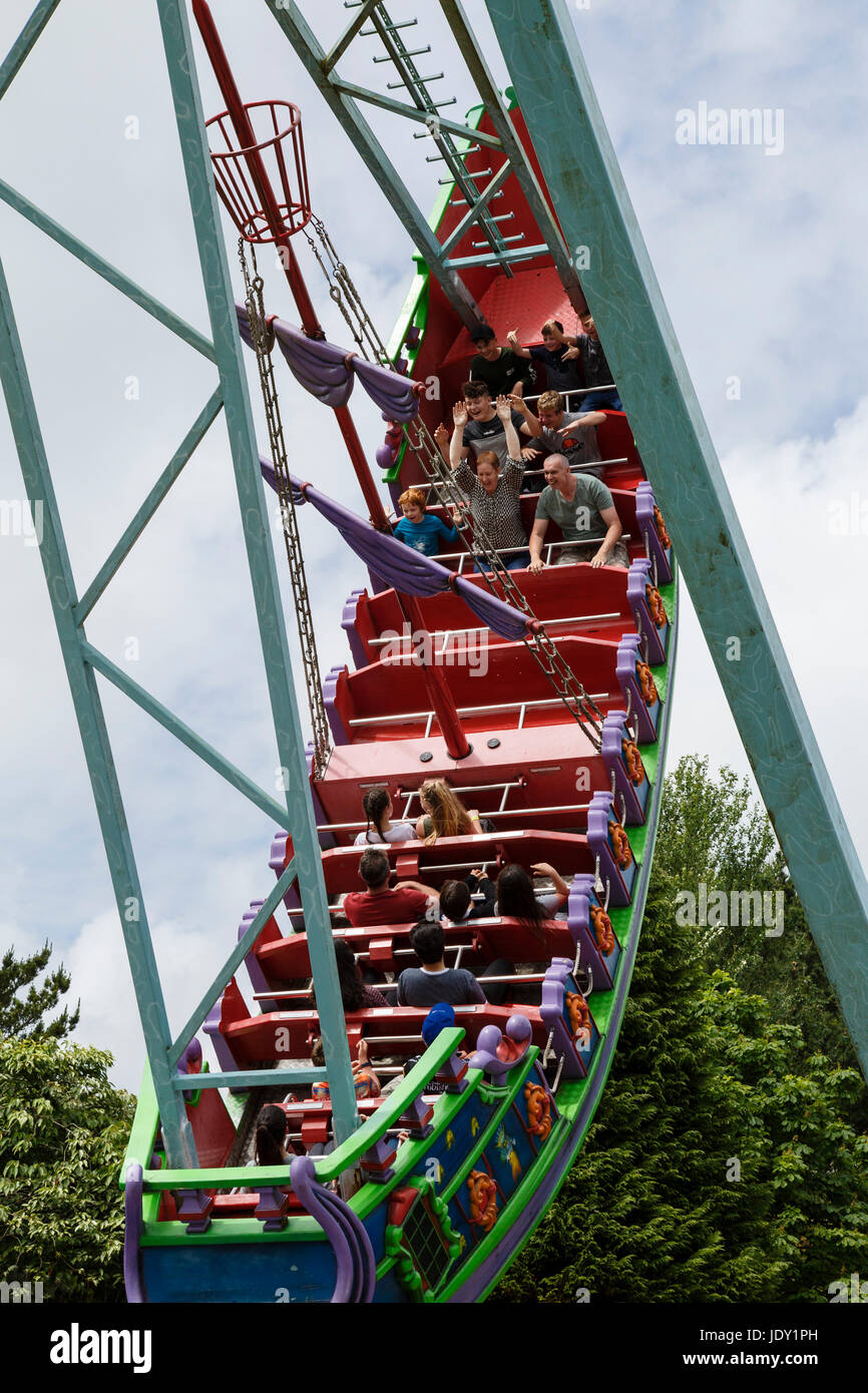 Dragon de mer Navire Swing, sur la forêt, parc à thème familial près de Dartmouth, Devon Banque D'Images