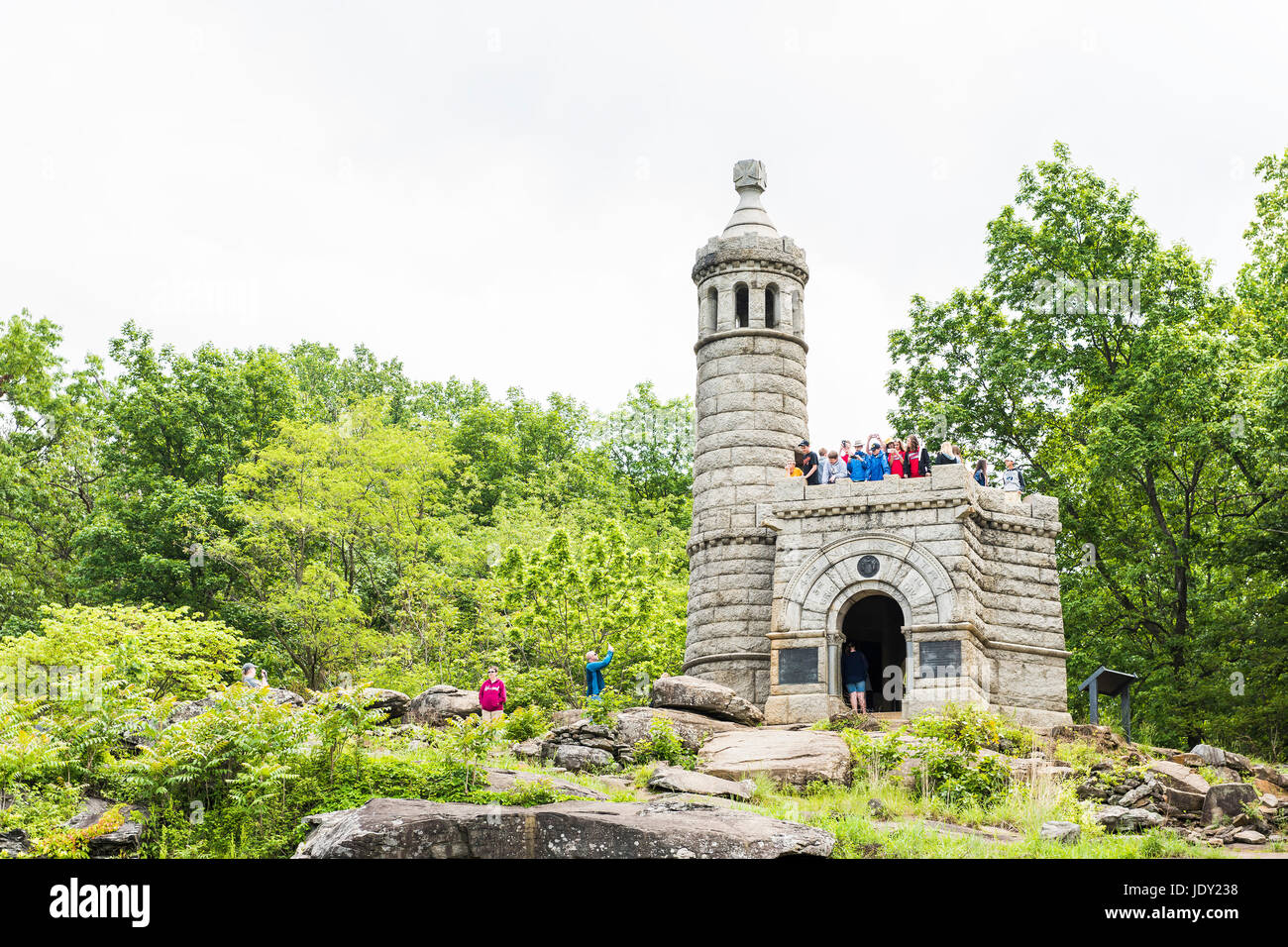 Gettysburg, États-Unis - 24 mai 2017 : Little Round Top New York Monument à Gettysburg Battlefield national park au cours de l'été avec les gens Banque D'Images