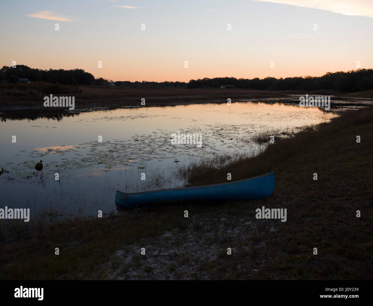 Canot par le lac au coucher du soleil Banque D'Images