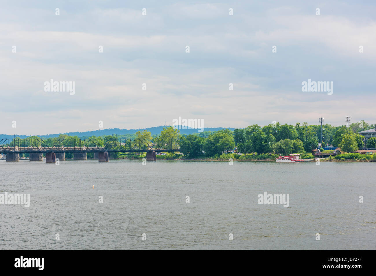 Harrisburg, Pennsylvanie skyline de riverfront park avec maisons et City island Banque D'Images