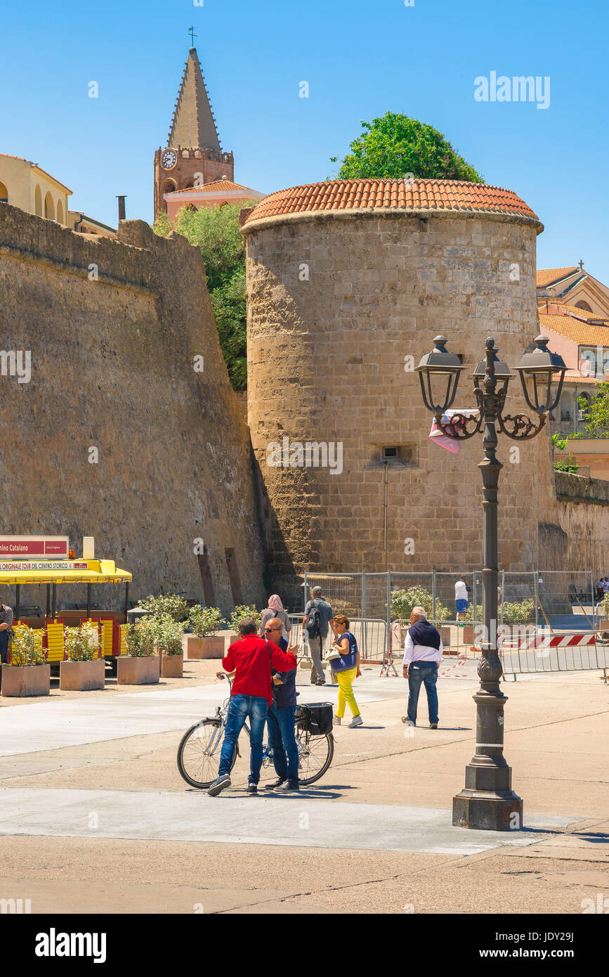Alghero Sardaigne port, les Sardes chat sur le bord de mer près de la Bastione la Maddalena dans la zone du port d'Alghero northern Sardinia, Italie. Banque D'Images