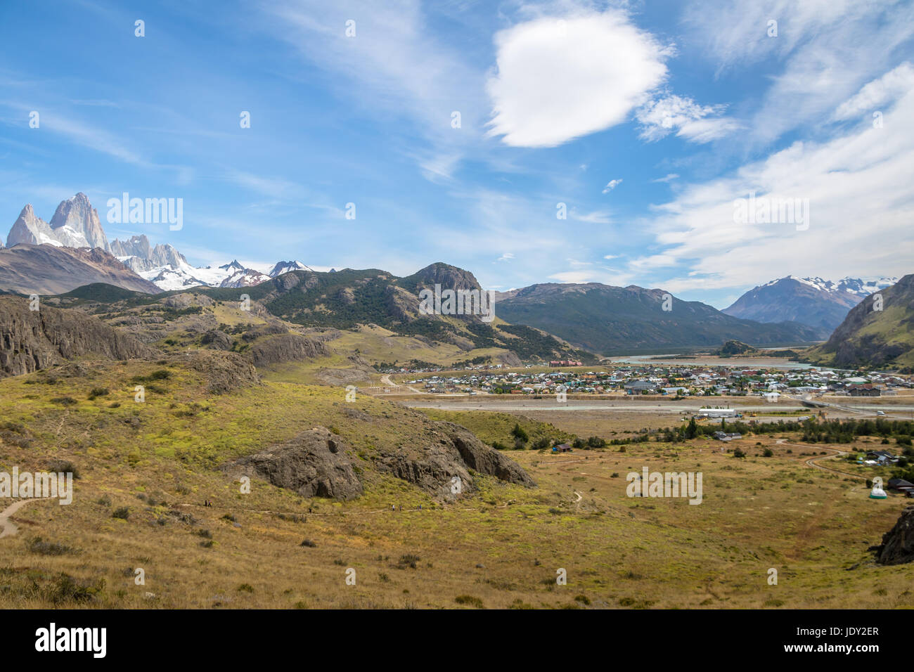 El Chalten village vue aérienne et le Mont Fitz Roy en Patagonie - El Chalten, Argentine Banque D'Images