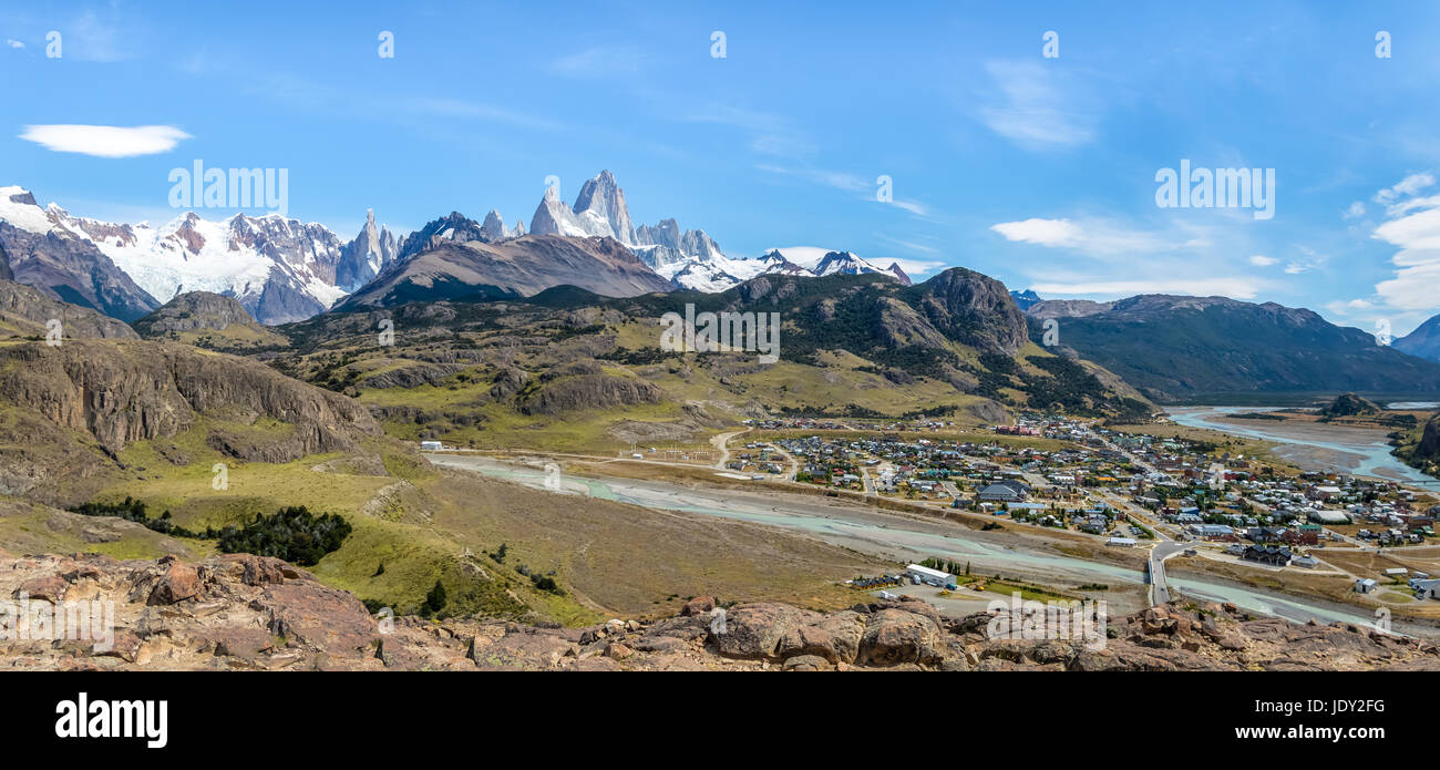 Vue panoramique vue aérienne du village de El Chaltén et le Mont Fitz Roy en Patagonie - El Chalten, Argentine Banque D'Images