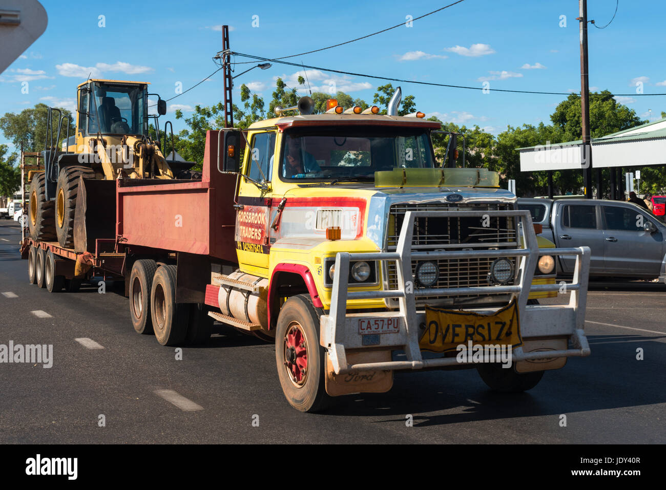 Camion transportant digger sur Stuart Highway au nord d'Alice Springs. Territoire du Nord, Australie. Banque D'Images
