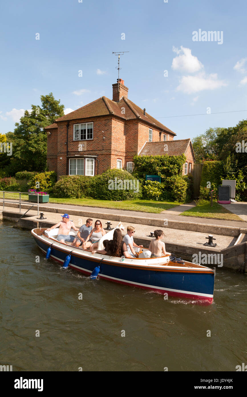 Un bateau en verrouillage de Shiplake, sur la Tamise, Oxfordshire England UK Banque D'Images