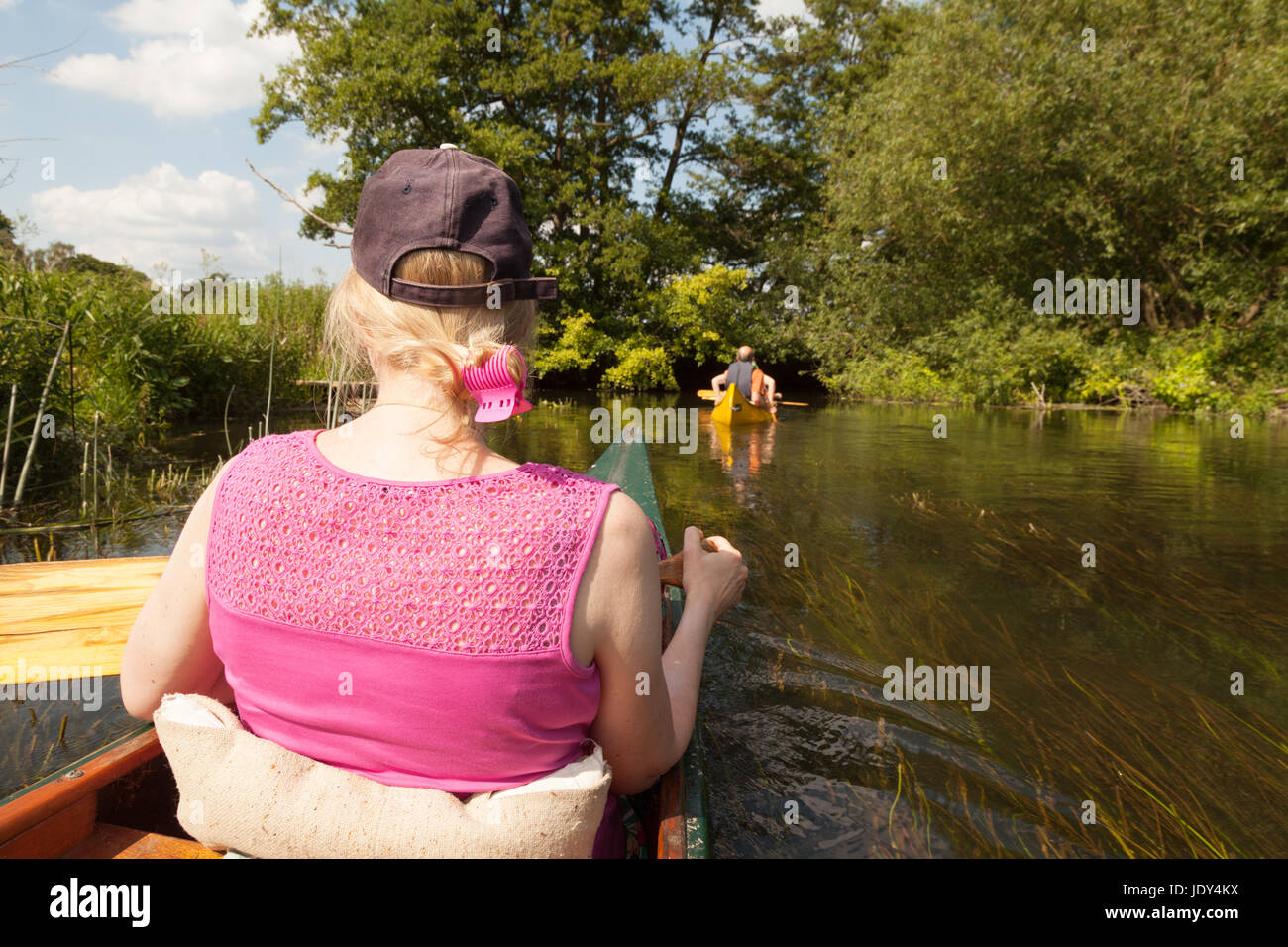 Canoë UK - Les gens du canoë-kayak sur la rivière Lodden, un affluent de la Tamise, Berkshire England UK Banque D'Images